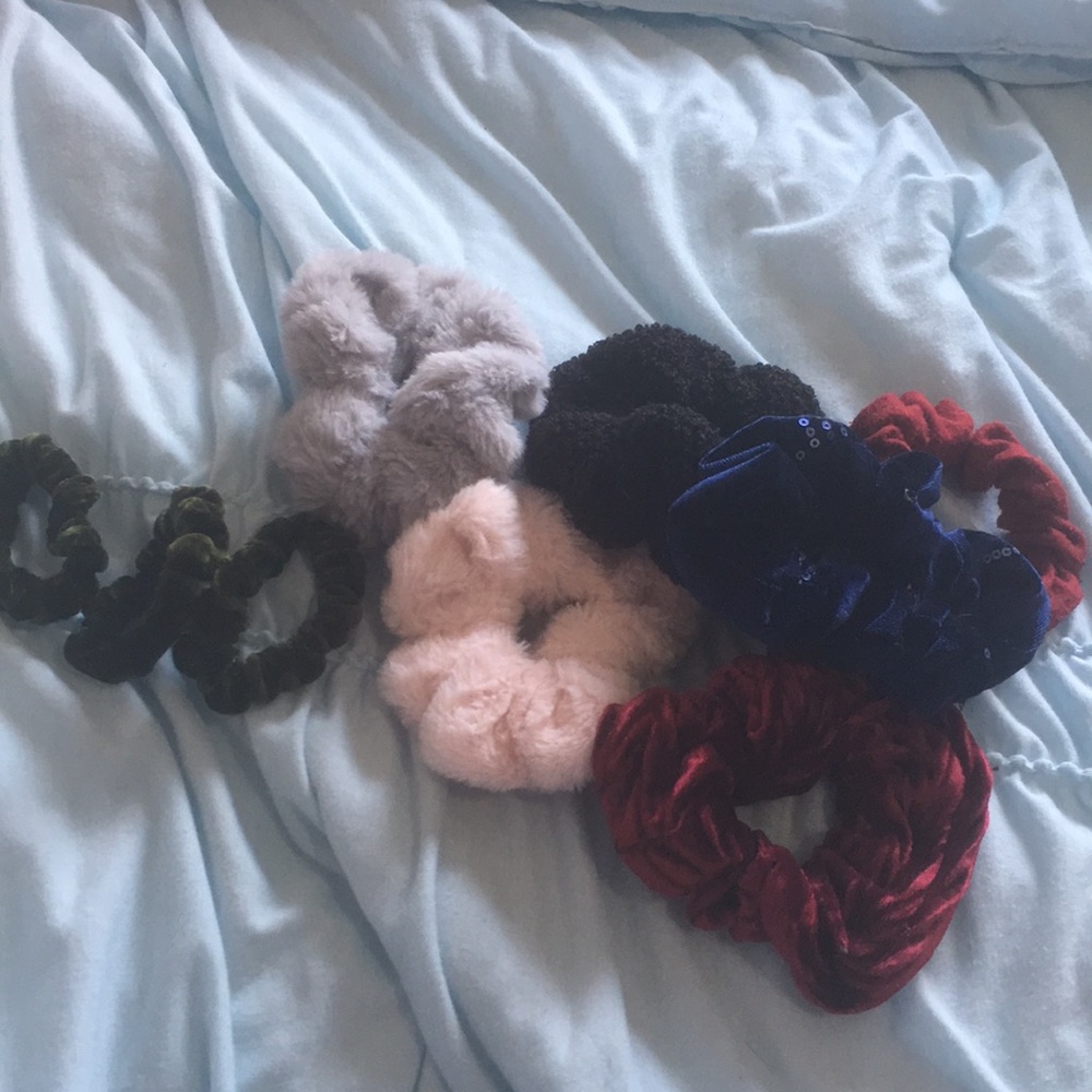 Very cute pack of 9 scrunchies. Very comfy!